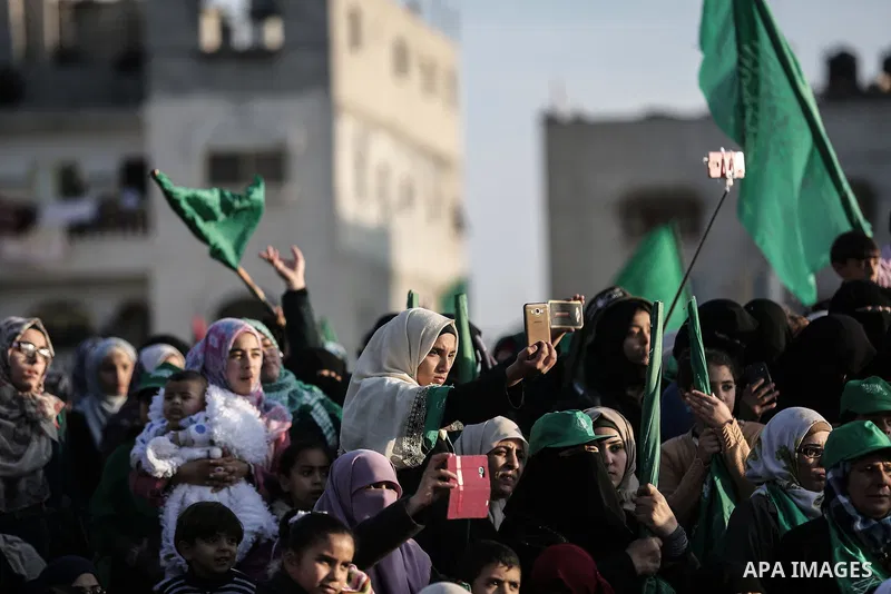 Palestinians take part in a rally marking the 29th anniversary of the founding of the Hamas movement, in Rafah in the southern Gaza Strip December 16, 2016. Photo by Mohammed Dahman