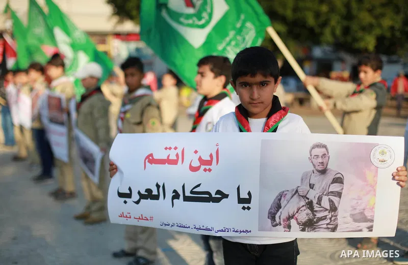 Palestinain Scouts take part in a protest to solidarity with the inhabitants of the embattled Syrian city of Aleppo, in Gaza city, on December 17, 2016. Photo by Mohammed Asad