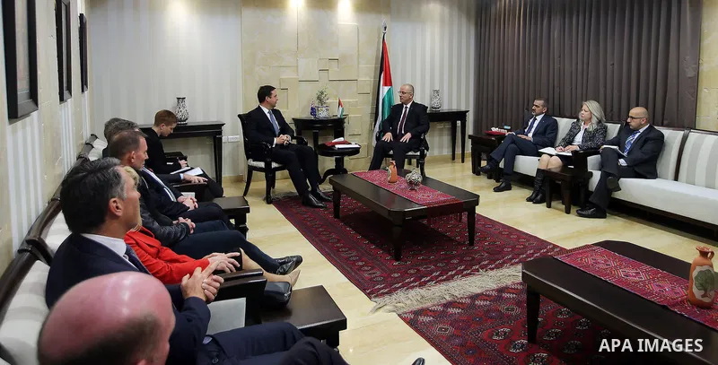 Palestinian Prime Minister Rami Hamdallah, meets with A delegation from Australia, in the West Bank city of Ramallah, on December 18, 2016. Photo by Prime Minister Office