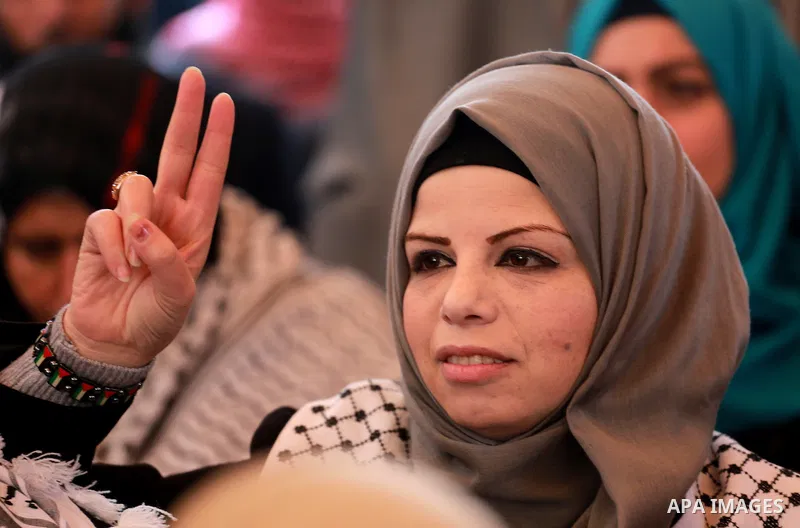 Palestinians take part during a protest to show solidarity with Palestinian prisoners held in Israeli Jails, in front of Red cross office in Gaza city, on December 19, 2016. Photo by Mohammed Asad