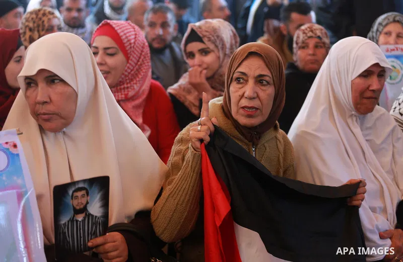 Palestinians take part during a protest to show solidarity with Palestinian prisoners held in Israeli Jails, in front of Red cross office in Gaza city, on December 19, 2016. Photo by Mohammed Asad