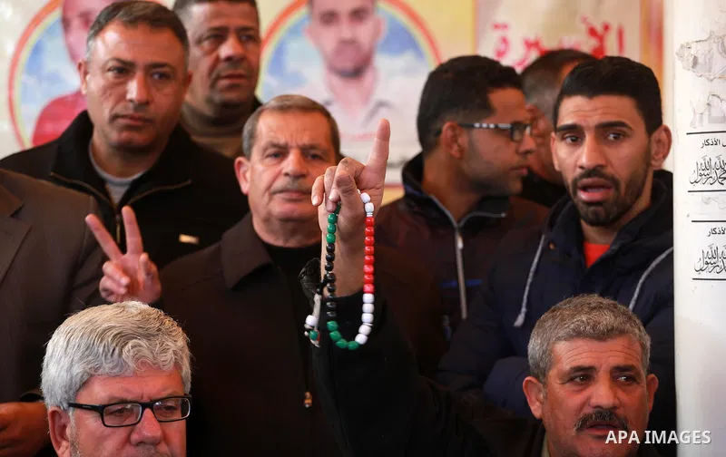 Palestinians take part during a protest to show solidarity with Palestinian prisoners held in Israeli Jails, in front of Red cross office in Gaza city, on December 19, 2016. Photo by Mohammed Asad