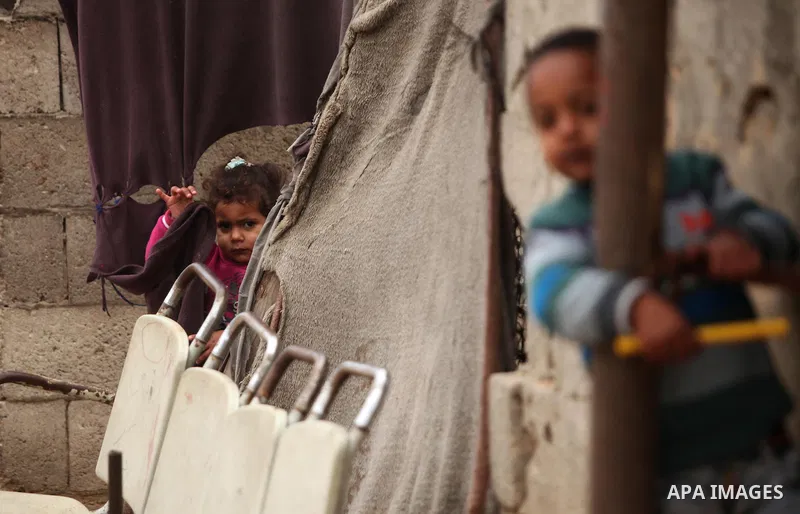Palestinian children stand outside their dwellings in Khan Younis in the southern Gaza Strip December 19, 2016. Photo by Ashraf Amra