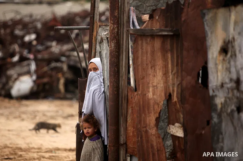 Palestinians stand outside their dwellings in Khan Younis in the southern Gaza Strip December 19, 2016. Photo by Ashraf Amra