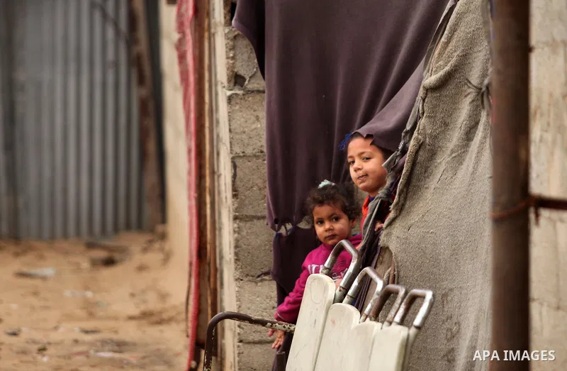 Palestinian children stand outside their dwellings in Khan Younis in the southern Gaza Strip December 19, 2016. Photo by Ashraf Amra