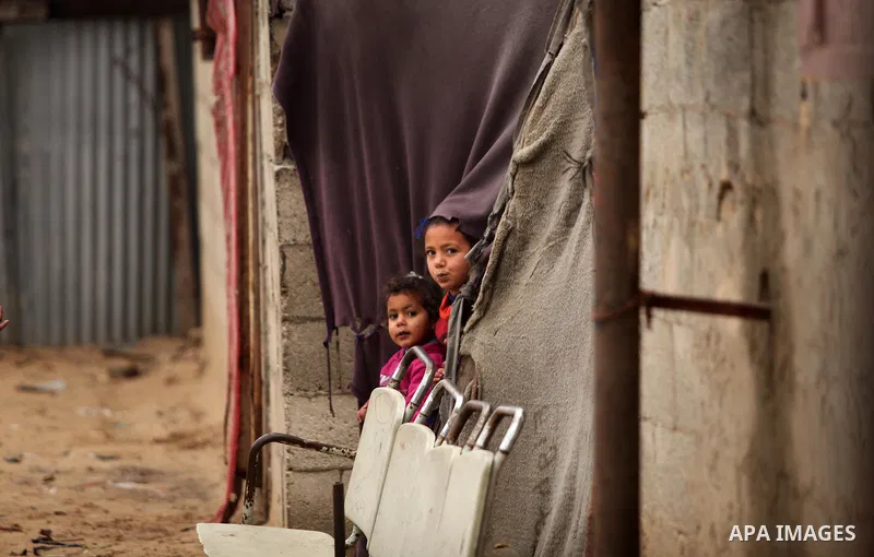 Palestinian children stand outside their dwellings in Khan Younis in the southern Gaza Strip December 19, 2016. Photo by Ashraf Amra