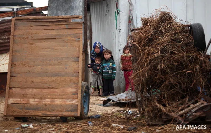Palestinian children play outside their dwellings in Khan Younis in the southern Gaza Strip December 19, 2016. Photo by Ashraf Amra
