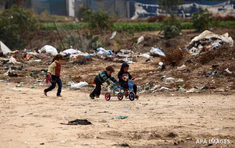 Palestinian children play outside their dwellings in Khan Younis in the southern Gaza Strip December 19, 2016. Photo by Ashraf Amra