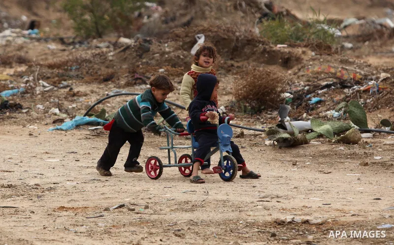 Palestinian children play outside their dwellings in Khan Younis in the southern Gaza Strip December 19, 2016. Photo by Ashraf Amra