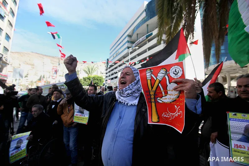 Palestinians take part during a protest to show solidarity with Palestinian prisoners on hunger strike, in the West Bank city of Nablus on December 19, 2016. Photo by Nedal Eshtayah