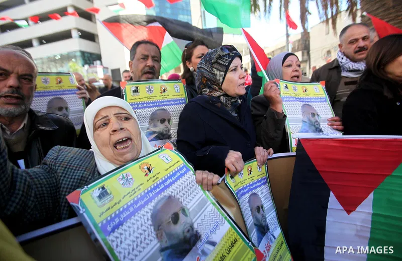 Palestinians take part during a protest to show solidarity with Palestinian prisoners on hunger strike, in the West Bank city of Nablus on December 19, 2016. Photo by Nedal Eshtayah