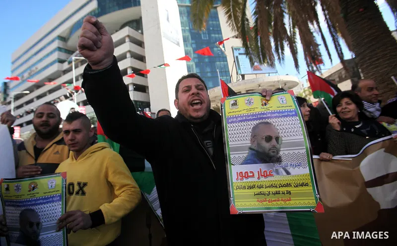 Palestinians take part during a protest to show solidarity with Palestinian prisoners on hunger strike, in the West Bank city of Nablus on December 19, 2016. Photo by Nedal Eshtayah