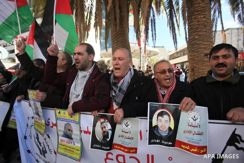 Palestinians take part during a protest to show solidarity with Palestinian prisoners on hunger strike, in the West Bank city of Nablus on December 19, 2016. Photo by Nedal Eshtayah