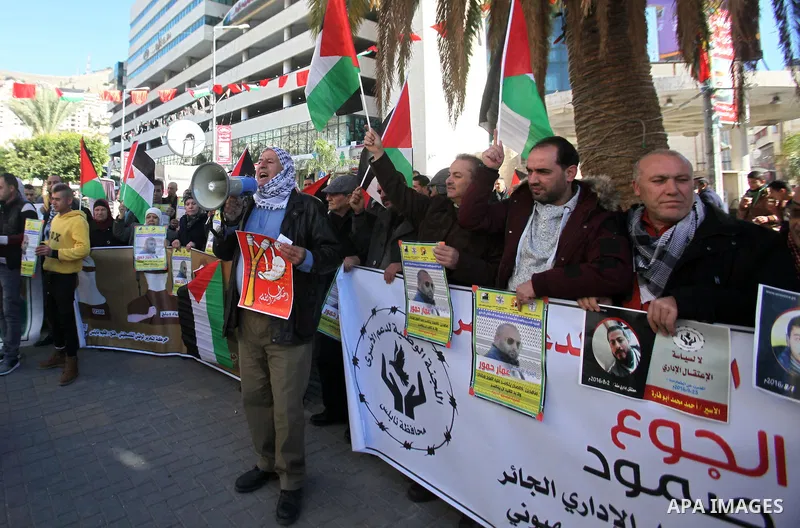 Palestinians take part during a protest to show solidarity with Palestinian prisoners on hunger strike, in the West Bank city of Nablus on December 19, 2016. Photo by Nedal Eshtayah