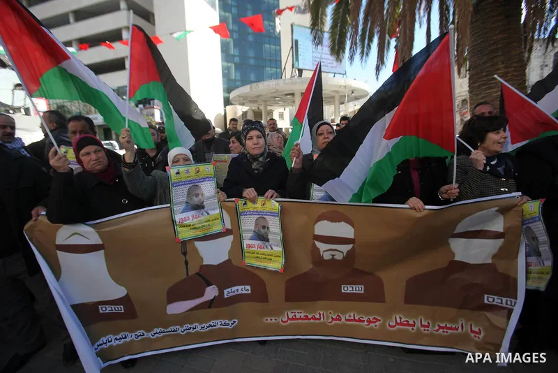 Palestinians take part during a protest to show solidarity with Palestinian prisoners on hunger strike, in the West Bank city of Nablus on December 19, 2016. Photo by Nedal Eshtayah