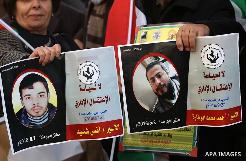 Palestinians take part during a protest to show solidarity with Palestinian prisoners on hunger strike, in the West Bank city of Nablus on December 19, 2016. Photo by Nedal Eshtayah