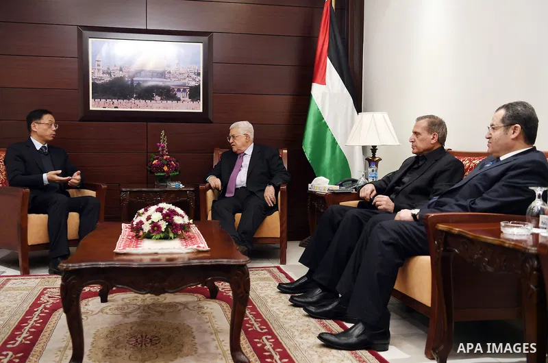 Palestinian President Mahmoud Abbas meets with Chinese ambassador, in the West Bank city of Ramallah, on December 19, 2016. Photo by Thaer Ganaim