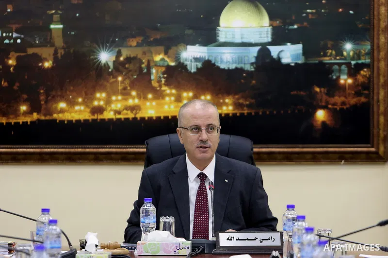 Palestinian Prime Minister, Rami Hamdallah, chairs a meeting of the council Ministers, in the West Bank city of Ramallah, on December 20, 2016. Photo by Prime Minister Office
