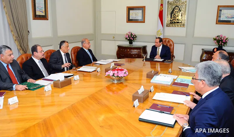 Egyptian President Abdel Fattah al-Sisi chairs a meeting with Egyptian Prime Minister Sharif Ismail and Egyptian officials in Cairo, Egypt, on December 21, 2016. Photo by Egyptian President Office