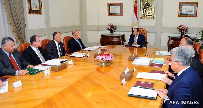 Egyptian President Abdel Fattah al-Sisi chairs a meeting with Egyptian Prime Minister Sharif Ismail and Egyptian officials in Cairo, Egypt, on December 21, 2016. Photo by Egyptian President Office