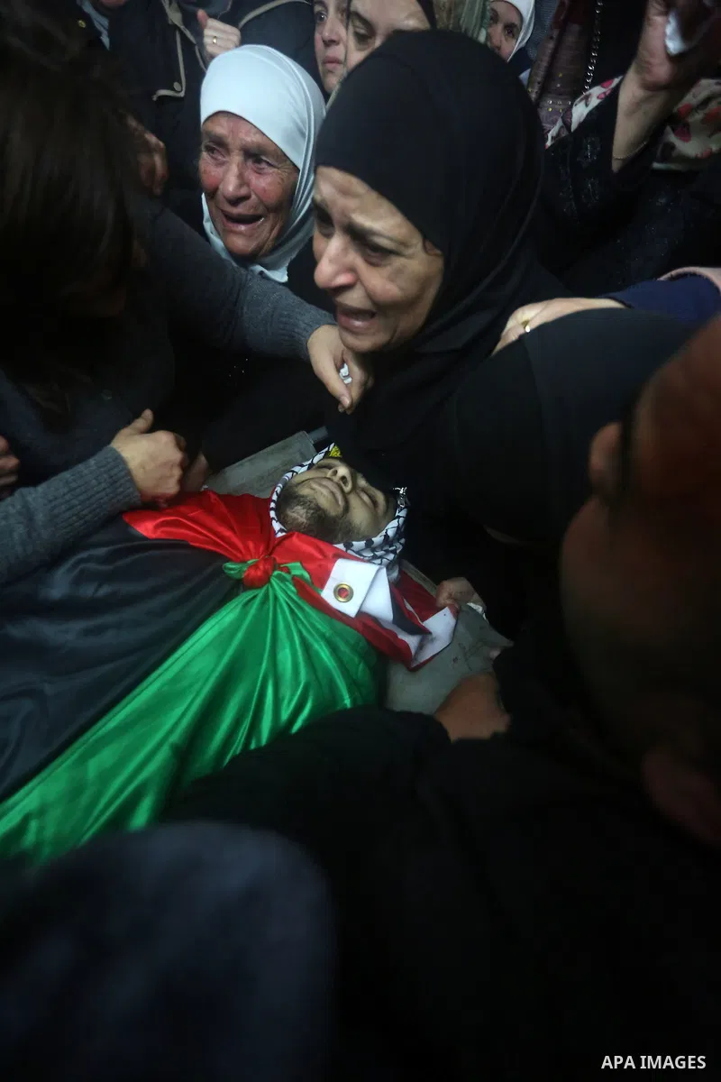 Relatives of Palestinian Ahmad al-Kharoubi, 19, who was shot and killed during clashes with Israeli soldiers, mourn during his funeral on December 22, 2016 in the West Bank city of Ramallah. The Palestinian man was kille...