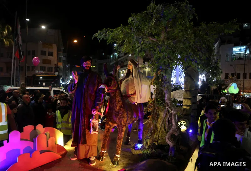 Palestinian Christians take part in Christmas convoy, in the West Bank city of Ramallah, ahead Christmas celebrations, on December 22, 2016. Photo by Shadi Hatem