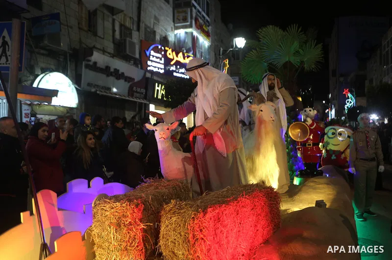 Palestinian Christians take part in Christmas convoy, in the West Bank city of Ramallah, ahead Christmas celebrations, on December 22, 2016. Photo by Shadi Hatem