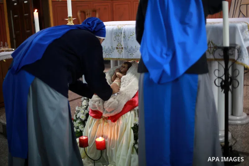Palestinian Christians attend Christmas mass at the Holy Family Church, in Gaza City on December 24, 2016. Photo by Mohammed Asad