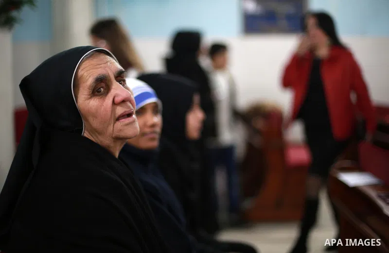 Palestinian Christians attend Christmas mass at the Holy Family Church, in Gaza City on December 24, 2016. Photo by Mohammed Asad