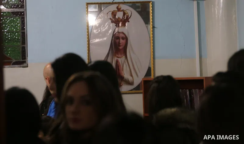 Palestinian Christians attend Christmas mass at the Holy Family Church, in Gaza City on December 24, 2016. Photo by Mohammed Asad