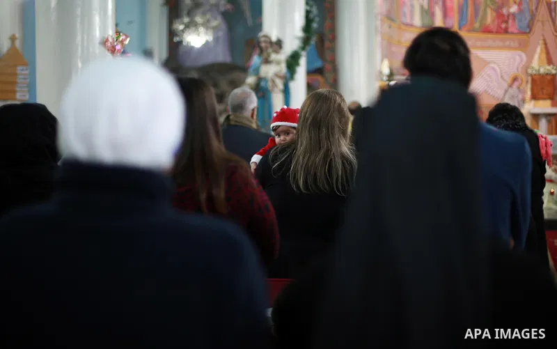 Palestinian Christians attend Christmas mass at the Holy Family Church, in Gaza City on December 24, 2016. Photo by Mohammed Asad