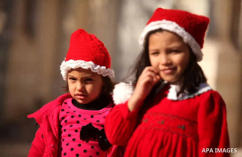 Palestinian Christians attend Christmas mass at Der Latin church, in Gaza City on December 25, 2016. Photo by Ashraf Amra
