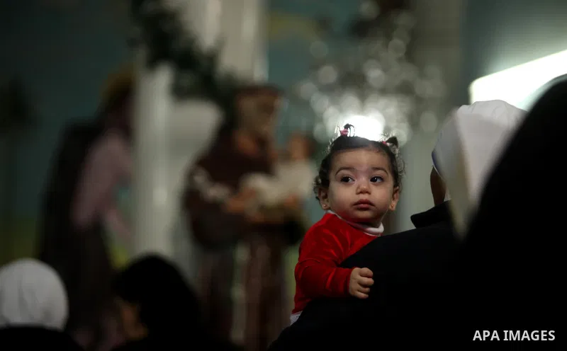 Palestinian Christians attend Christmas mass at Der Latin church, in Gaza City on December 25, 2016. Photo by Ashraf Amra
