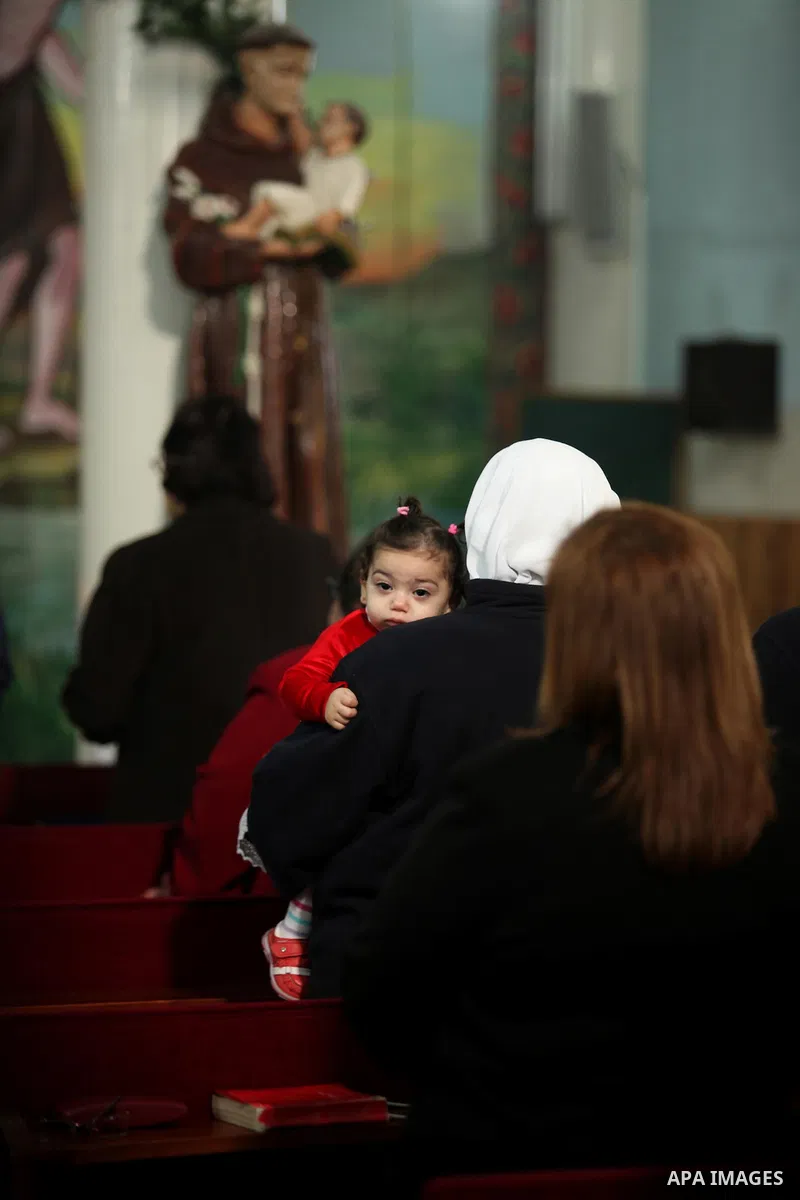 Palestinian Christians attend Christmas mass at Der Latin church, in Gaza City on December 25, 2016. Photo by Ashraf Amra