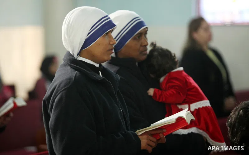 Palestinian Christians attend Christmas mass at Der Latin church, in Gaza City on December 25, 2016. Photo by Ashraf Amra