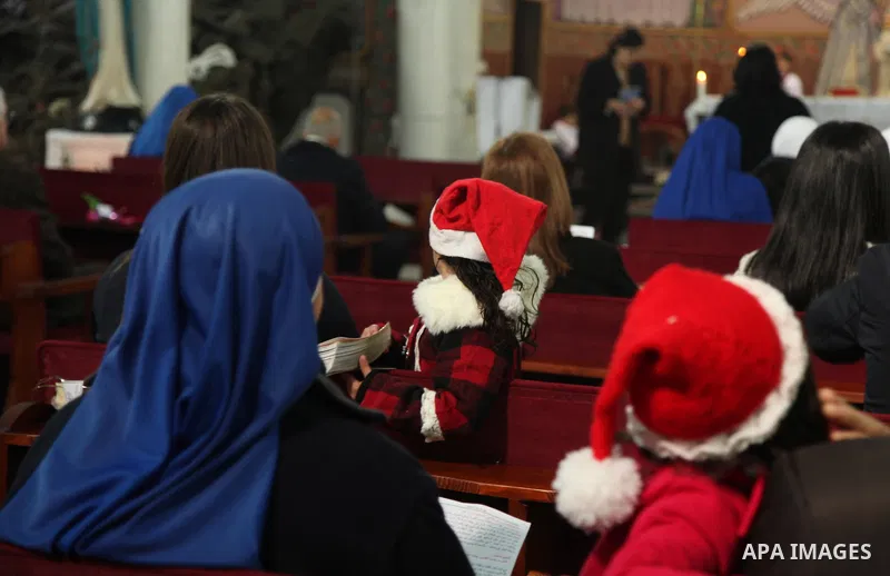 Palestinian Christians attend Christmas mass at Der Latin church, in Gaza City on December 25, 2016. Photo by Ashraf Amra