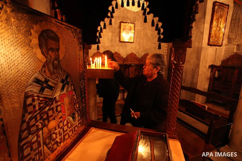 Palestinian Christians attend Christmas mass at Der Latin church, in Gaza City on December 25, 2016. Photo by Ashraf Amra