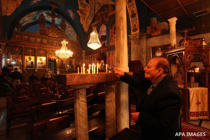 Palestinian Christians attend Christmas mass at Der Latin church, in Gaza City on December 25, 2016. Photo by Ashraf Amra