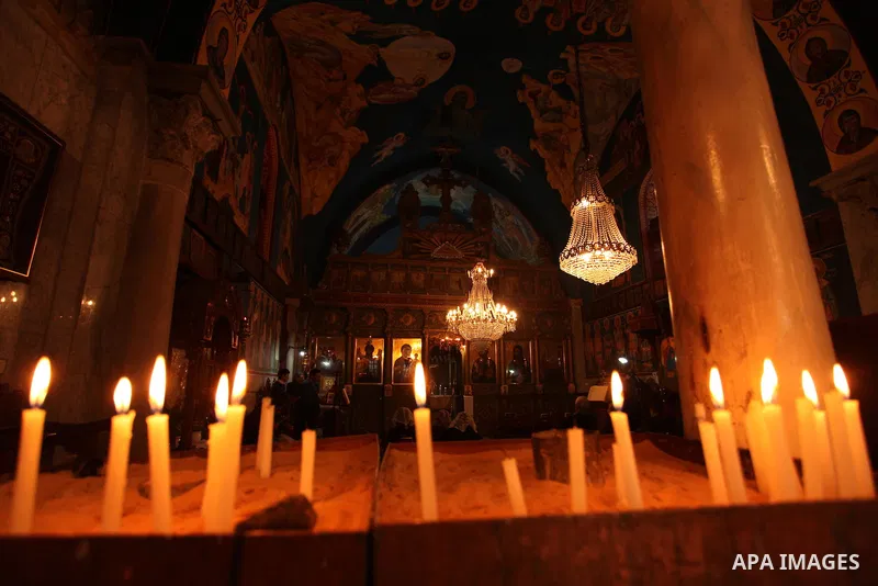 Palestinian Christians attend Christmas mass at Der Latin church, in Gaza City on December 25, 2016. Photo by Ashraf Amra