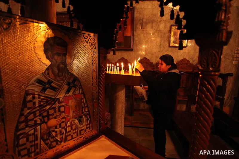 Palestinian Christians attend Christmas mass at Der Latin church, in Gaza City on December 25, 2016. Photo by Ashraf Amra