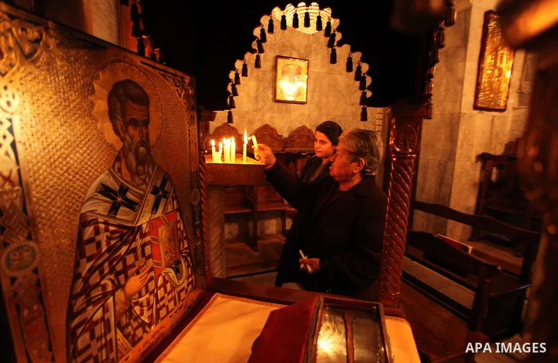 Palestinian Christians attend Christmas mass at Der Latin church, in Gaza City on December 25, 2016. Photo by Ashraf Amra