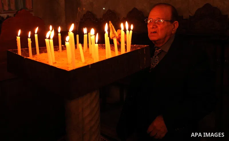 Palestinian Christians attend Christmas mass at Der Latin church, in Gaza City on December 25, 2016. Photo by Ashraf Amra