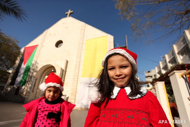 Palestinian Christians attend Christmas mass at Der Latin church, in Gaza City on December 25, 2016. Photo by Ashraf Amra