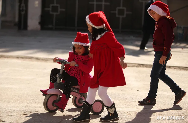 Palestinian Christians attend Christmas mass at Der Latin church, in Gaza City on December 25, 2016. Photo by Ashraf Amra
