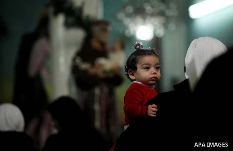 Palestinian Christians attend Christmas mass at Der Latin church, in Gaza City on December 25, 2016. Photo by Ashraf Amra