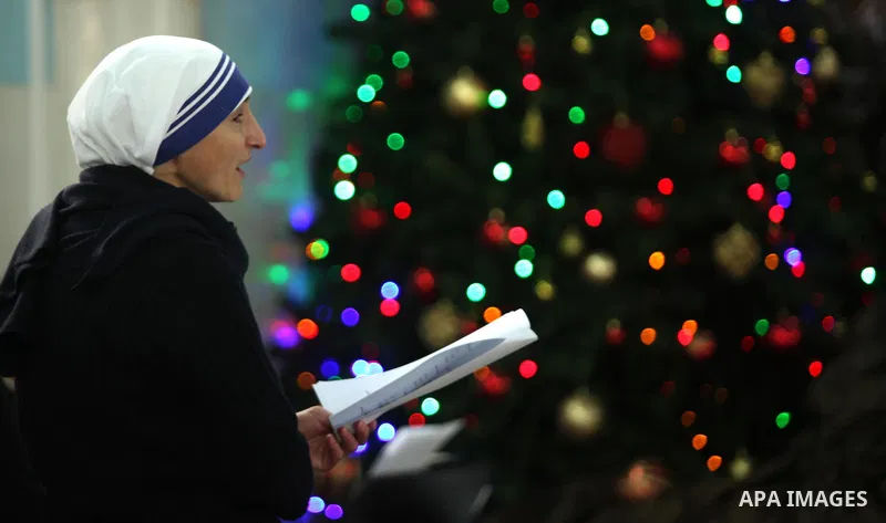 Palestinian Christians attend Christmas mass at Der Latin church, in Gaza City on December 25, 2016. Photo by Ashraf Amra