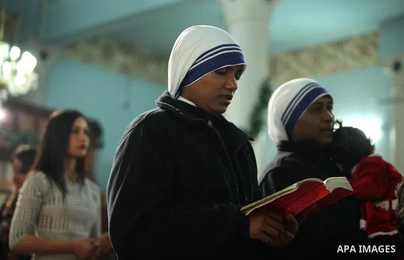 Palestinian Christians attend Christmas mass at Der Latin church, in Gaza City on December 25, 2016. Photo by Ashraf Amra