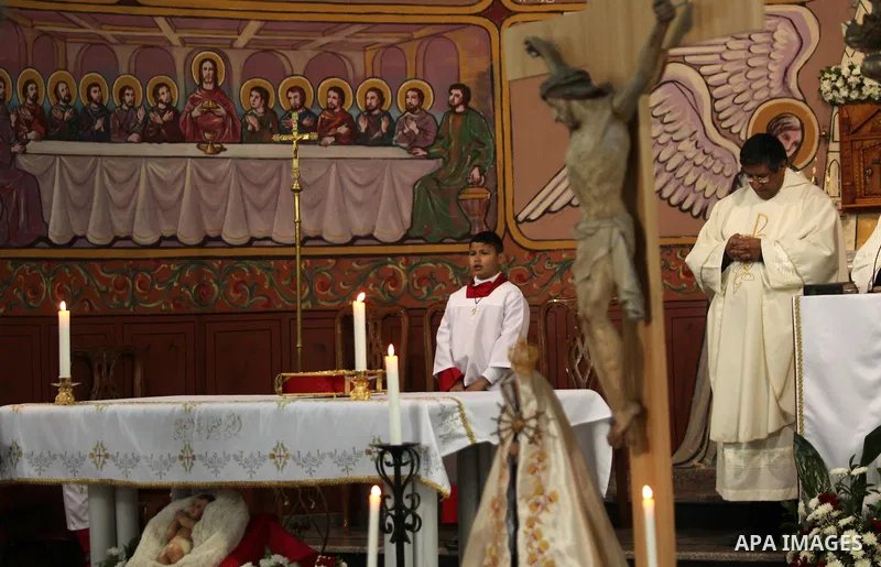 Palestinian Christians attend Christmas mass at Der Latin church, in Gaza City on December 25, 2016. Photo by Ashraf Amra