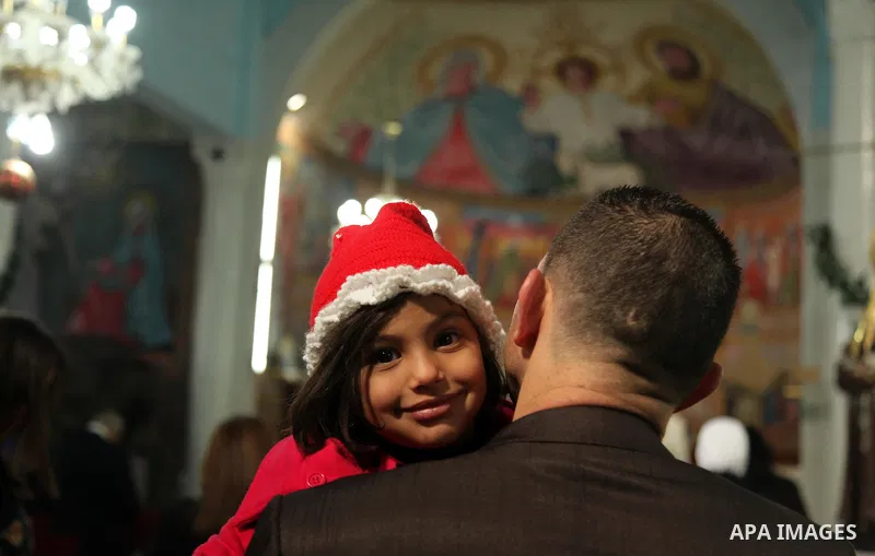 Palestinian Christians attend Christmas mass at Der Latin church, in Gaza City on December 25, 2016. Photo by Ashraf Amra