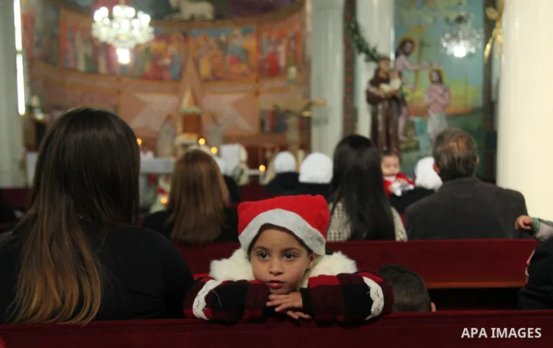 Palestinian Christians attend Christmas mass at Der Latin church, in Gaza City on December 25, 2016. Photo by Ashraf Amra